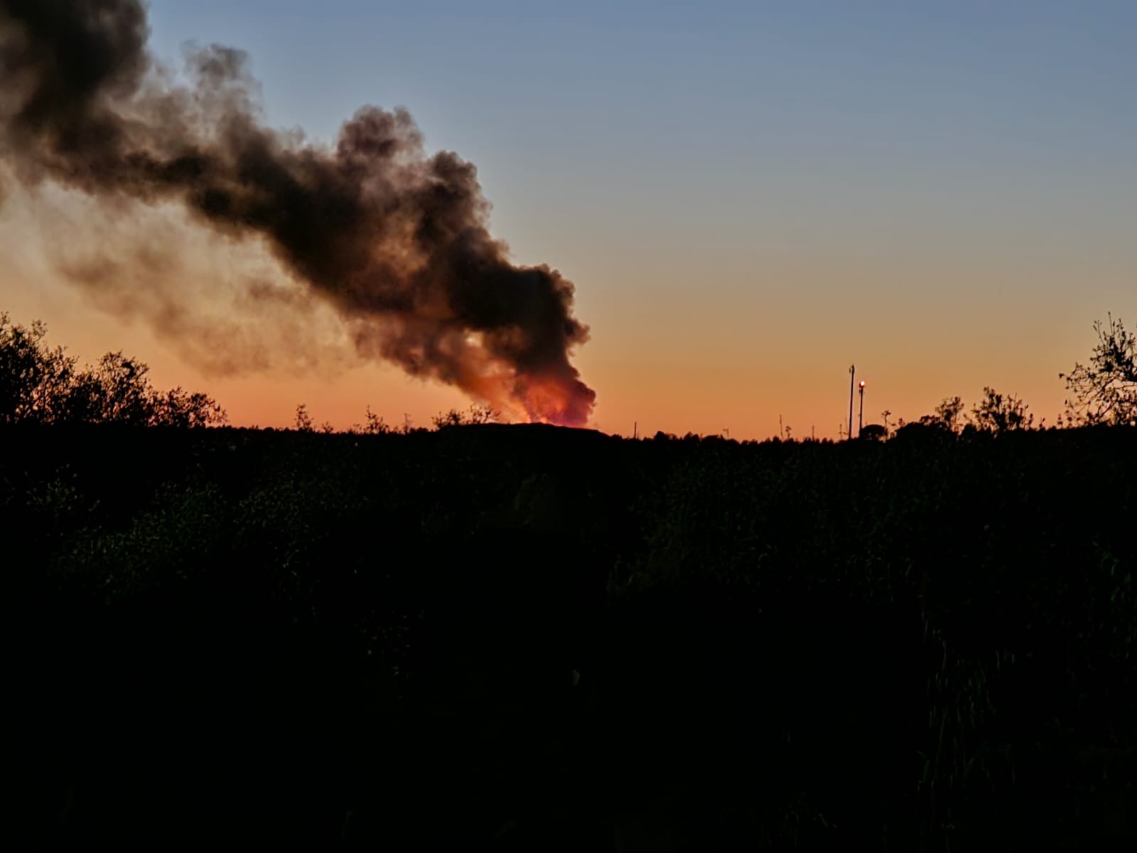 Aterro Raposa ainda arde